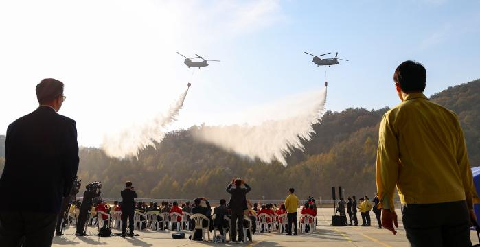 6일 강원 원주시 산림항공본부에서 이재명 대통령이 참관한 가운데 열린 산불진화 관·군 합동훈련에서 육군 시누크 헬기가 산불 진화 시연을 펼치고 있다. 연합뉴스