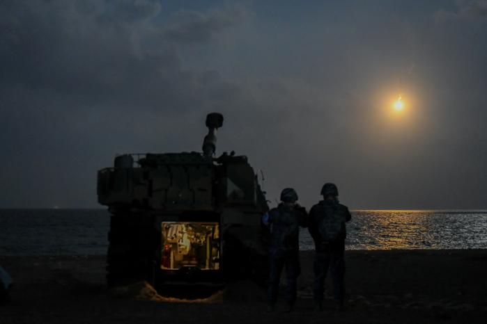 5일 경북 포항시 칠포 대공사격장에서 열린 해병대1사단 야간 포병 통합 사격훈련 중 K55A1 자주포가 조명탄을 쏘아 올리고 있다. 부대 제공