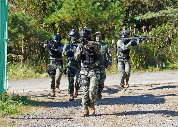해병대9여단 직할부대 전술훈련에서 군사경찰대 장병들이 요인 경호 임무를 수행하고 있다. 사진 제공=김가원 하사