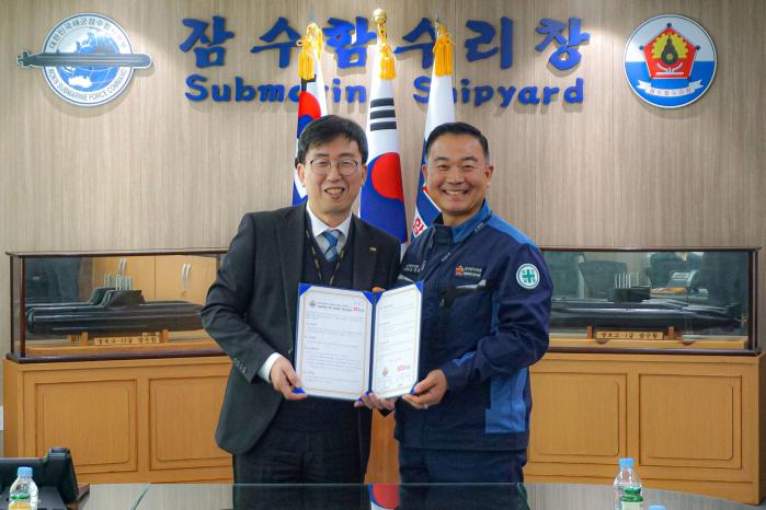 조정제(오른쪽) 잠수함수리창장과 이동호 STX엔진 본부장이 4일 잠수함수리창·STX엔진㈜ 업무협약 확장 체결식에서 업무협약서를 들어보이고 있다. 부대 제공