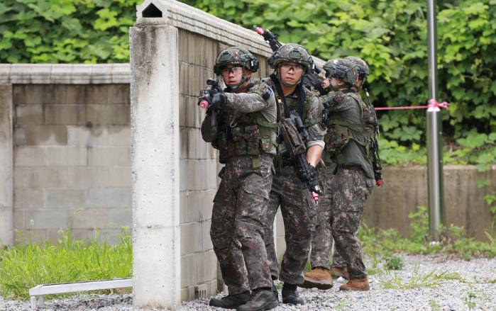 육군2작전사령부 도시지역작전 전투기술 교관 집체교육에서 교육생들이 근접전투기술을 숙달하고 있다