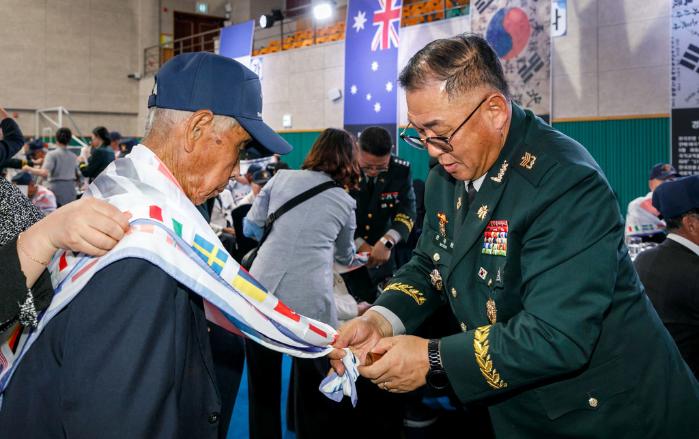 낙동강지구전투 전승행사에서 선배 전우의 헌신에 감사를 표하고 있다.