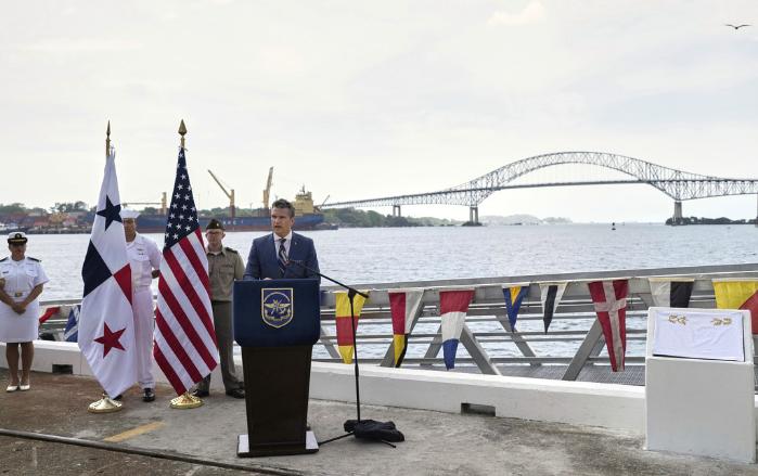 피트 헤그세스 미 국방부 장관이 지난 4월 파나마 로드먼항구에서 연설을 하고 있다. 헤그세스 장관은 이 자리에서 파나마 운하를 중국으로부터 지켜내겠다는 의지를 밝혔다. AP·연합뉴스