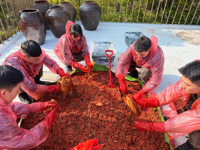계룡대근무지원단 군사경찰대대 장병들이 대전시 서구 후생학원에서 김장 봉사활동을 하고 있다. 부대 제공