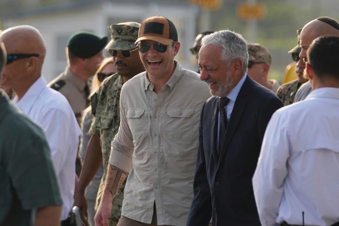 지난 4월 파나마를 방문한 피트 헤그세스(가운데) 미 국방부 장관이 파나마 정부 관계자들과 함께 파나마 운하를 돌아보고 있다. AP·연합뉴스