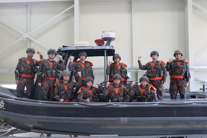 임진강에서 전복된 어민을 구조한 육군9보병사단 임진강대대 RIB반. 부대 제공