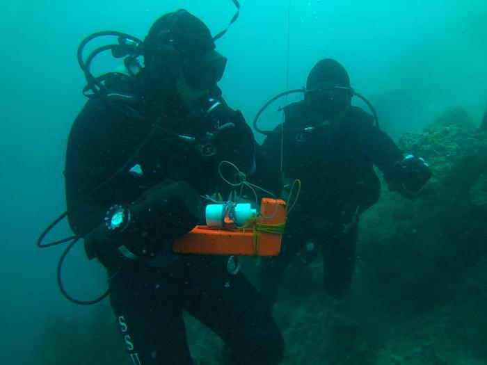 대한민국 해군 SSU 심해잠수사(왼쪽)와 인도네시아 해군 잠수사가 지난 6일 인도네시아 프라무카섬 인근 해역에서 실시한 한·인니 연합 구조잠수훈련 중 ‘수중 블랙박스 탐색 훈련’을 하고 있다. 부대 제공
