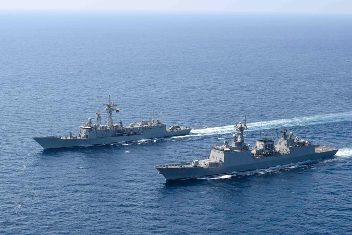 청해부대 46진 최영함(오른쪽)과 스페인 빅토리아함이 지난 5일 아덴만 인근 해상에서 연합 대해적 집중작전을 전개하고 있다. 사진 제공=나은정 상사