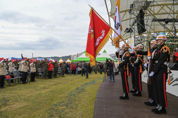 8일 경남 창원시 3·15 해양누리공원에서 열린 진동리지구전투 전승 기념행사 중 참가자들이 국민의례를 하고 있다. 해병대 제공
