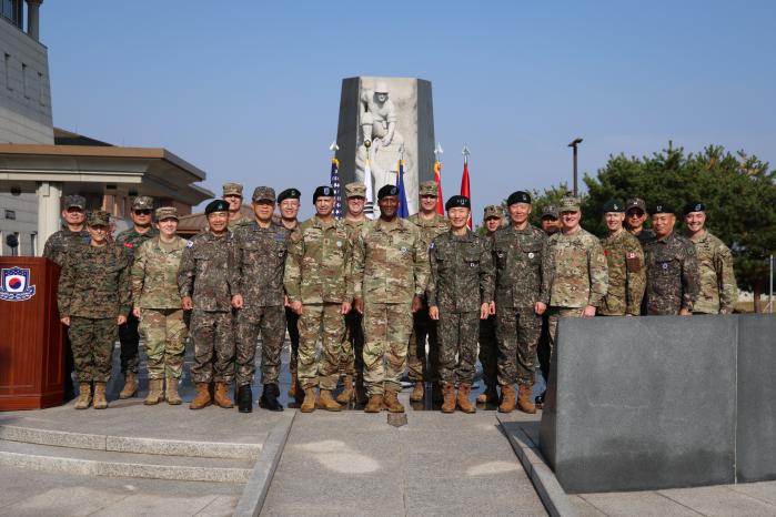 제이비어 브런슨(앞줄 왼쪽 여섯째) 한미연합군사령관과 김성민(앞줄 오른쪽 여섯째) 부사령관 등 연합사 장병들이 지난 7일 창설 47주년 기념행사를 마치고 기념사진을 찍고 있다. 부대 제공