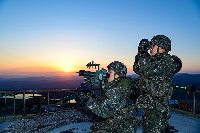 공군방공관제사령부 예하 관제부대 장병들이 동계작전 준비의 하나로 지급받은 방한피복을 입고 대공방어 임무를 수행하고 있다. 사진 제공=곽근호 상사