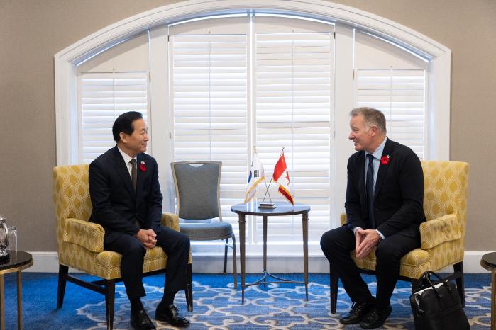 이두희(왼쪽) 국방부 차관과 스티븐 퓨어 캐나다 국방조달 국무장관이 지난 6일(현지시간) 한·캐나다 국방·방산 협력 콘퍼런스에 앞서 환담하고 있다. 국방부 제공