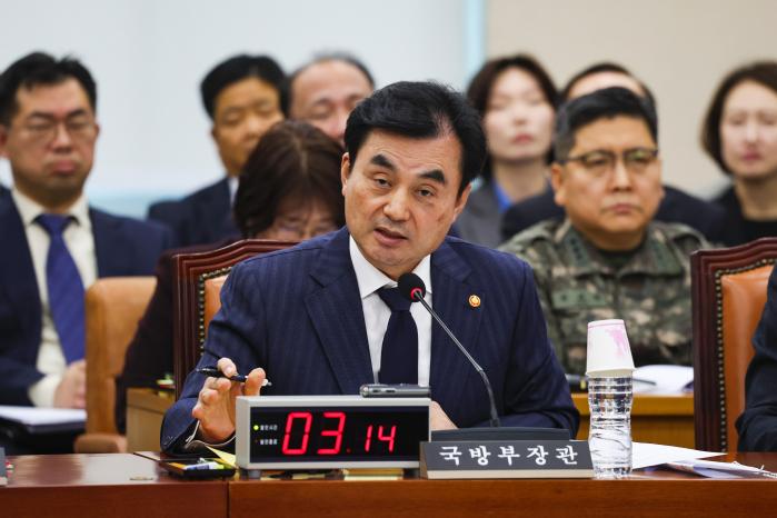 안규백(가운데) 국방부 장관이 지난 5일 열린 국회 국방위원회 전체회의에서 답변하고 있다. 이경원 기자