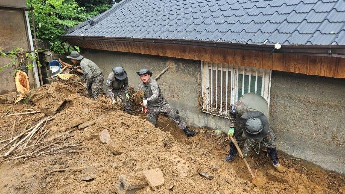 경남 지역 호우피해 복구지원을 펼치는 39사단 장병들.
