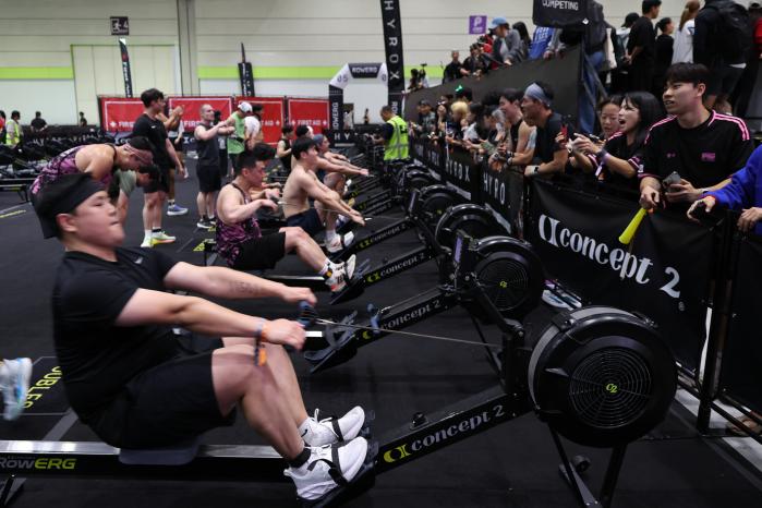 9일 서울 강남구 삼성동 코엑스에서 열린 글로벌 피트니스 레이스 ‘하이록스 서울’에서 참가자들이 실력을 뽐내고 있다. 하이록스는 달리기와 근력 운동을 결합한 스포츠로 최근 인기가 높아지고 있다. 연합뉴스