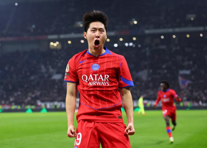파리 생제르맹(PSG)의 이강인이 10일(한국시간) 프랑스 리옹의 그루파마 스타디움에서 열린 2025-2026 프랑스 리그1 12라운드 올랭피크 리옹과의 원정 경기에서 후반 50분 코너킥으로 주앙 네베스의 헤딩 결승 골을 도운 후 환호하고 있다. 로이터·연합뉴스