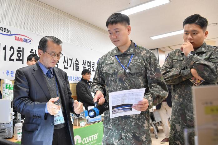 10일 경남 창원시 진해구 이순신리더십국제센터에서 열린 제12회 함정적용 신기술 설명회 및 제품 전시회에서 참가자들이 전시품을 살펴보고 있다. 사진 제공=최혜진 하사