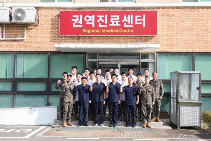 육군2기갑여단 전투근무지원대대 장병들이 ‘권역진료센터 의료환경 개선을 위한 프로젝트’ 종료 후 기념촬영을 하며 파이팅을 외치고 있다. 부대 제공