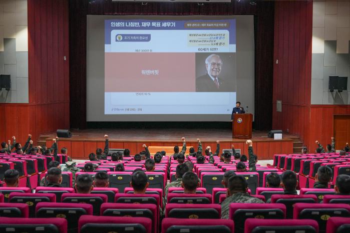 해병대6여단이 예하부대를 대상으로 개최한 경제콘서트에서 장병들이 강의를 경청하고 있다. 부대 제공
