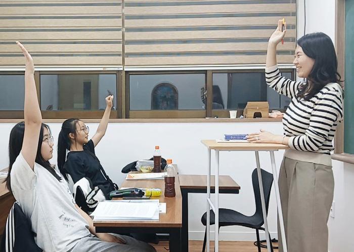 신 예비역 육군대위가 수업을 하고 있다.