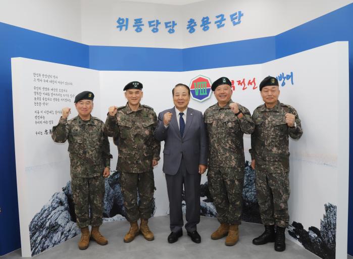 육군3군단이 102기갑여단에서 개최한 8군단 역사관 준공식에서 주요 직위자들이 기념사진을 찍고 있다. 부대 제공