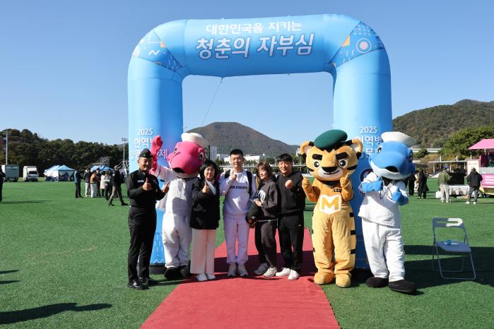 홍소영(왼쪽 셋째) 병무청장이 10일 해군교육사령부에서 열린 청춘예찬 콘서트에서 해군으로 입영하는 청년·가족과 함께 사진을 찍고 있다. 병무청 제공