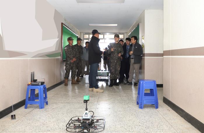 육군화생방학교가 국방과학연구소와 공동으로 진행한 전투실험에서 참가자들이 도심지 화생무기 오염대응 기술 중 하나인 에어로졸 제독시스템에 대한 설명을 듣고 있다. 부대 제공