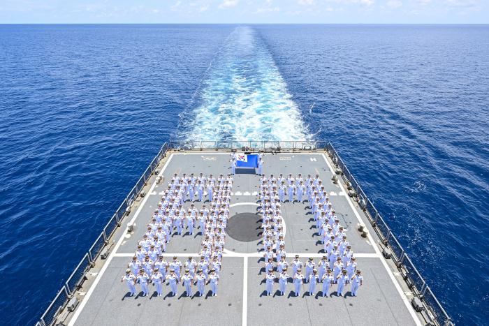 2025 해군순항훈련전단 생도들이 함상에서 해군 창설 80주년을 기념하는 숫자 ‘80’ 대형을 만들어 보이고 있다.