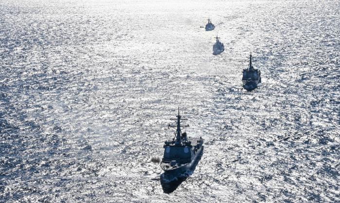 10일 동해상에서 펼쳐진 해군 함대급 해상 기동훈련에서 함정들이 대함사격을 하고 있다. 이번 훈련은 기동함대가 창설되면서 그동안 1·2·3함대에서 전개하던 전대·전단급 훈련의 규모를 확대해 함대급으로 처음 실시됐다. 앞쪽부터 서애류성룡함, 율곡이이함, 왕건함, 강감찬함.