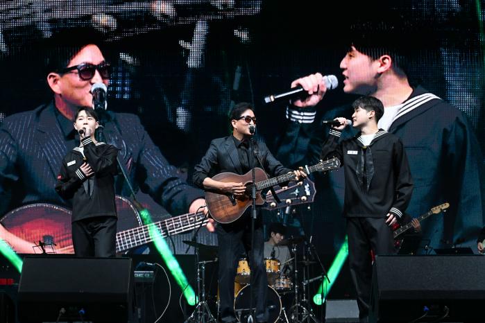 서울 광화문광장에서 진행된 해군 창설 80주년 ‘네이비 위크 인 서울(NAVY WEEK in Seoul)’ 특별공연 ‘골드 네이비, 광화문을 물들이다!’에서 가수 윤태규가 열창하고 있다.