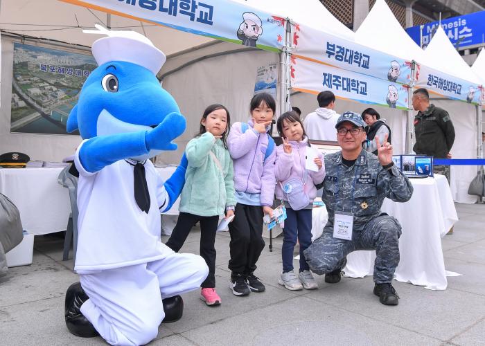 서울 광화문광장에서 열린 해군 창설 80주년 ‘네이비 위크 인 서울(NAVY WEEK in Seoul)’ 행사에 참가한 어린이들이 해군 마스코트인 ‘해돌이’와 기념사진을 찍고 있다.