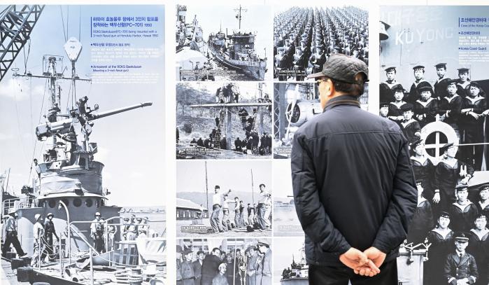 서울 광화문광장에서 열린 해군 창설 80주년 ‘네이비 위크 인 서울(NAVY WEEK in Seoul)’ 행사에서 한 국민이 해군 창군 역사 사진전을 관람하고 있다.