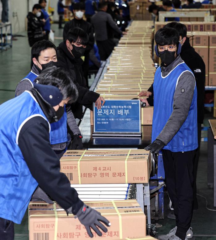 원하는 곳으로 막힘없이 가길… 2026학년도 대학수학능력시험을 사흘 앞둔 10일 세종시 한 인쇄공장에서 전국 시·도 교육청으로 배부할 수능 문제지와 답안지가 옮겨지고 있다. 2026학년도 수능은 13일 전국 85개 시험지구 1310개 시험장에서 일제히 치러진다. 연합뉴스