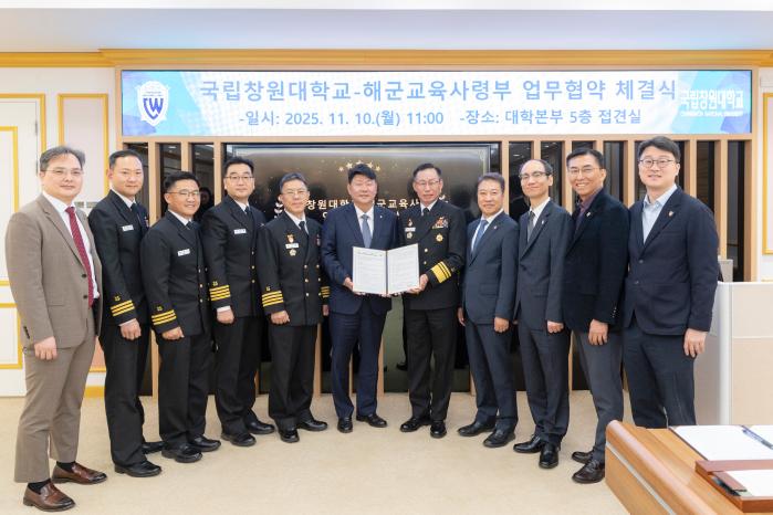 강정호(오른쪽 다섯째) 해군교육사령관과 박민원(왼쪽 여섯째) 국립창원대 총장이 10일 미래 국방 교육 혁신과 지역사회 발전을 위한 업무협약을 체결한 뒤 관계자들과 기념촬영을 하고 있다. 부대 제공