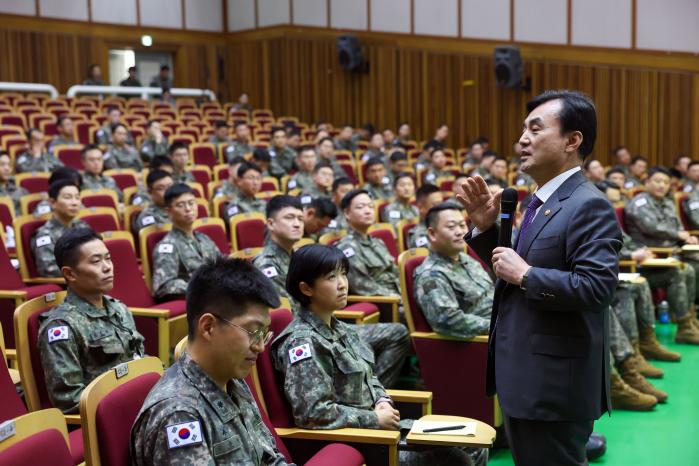 안규백 국방부 장관이 10일 육군대학 충무관에서 ‘25-5기 중령 지휘참모과정’ 학생장교들을 대상으로 ‘대대장 역량 강화 특별강연’을 하고 있다. 한재호 기자
