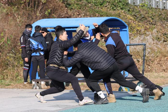 참가 장병들이 상호활동 종목을 연습하고 있다.
