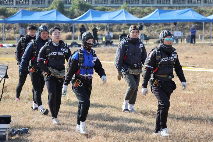 참가 장병들이 고공강하 준비를 위해 이동 중이다.