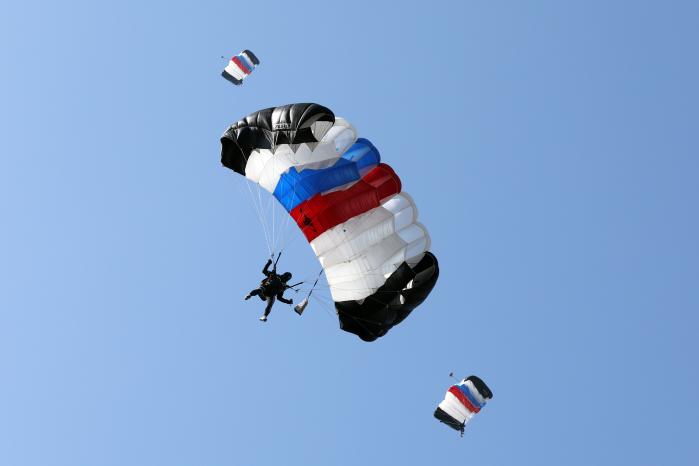 지난 5일 경기 하남시 미사리 육군특수전사령부 고공훈련장에서 열린 ‘제47회 특수전사령관배 고공강하 경연대회’에서 참가 장병들이 낙하산을 펼친 채 하강하고 있다.