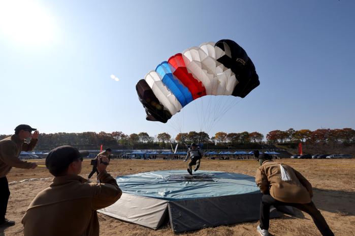 정밀강하 종목에서 착지판에 정확하게 안착한 모습.