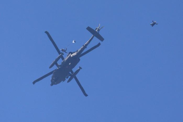 UH-60 블랙호크에서 이탈해 하강하는 장병.