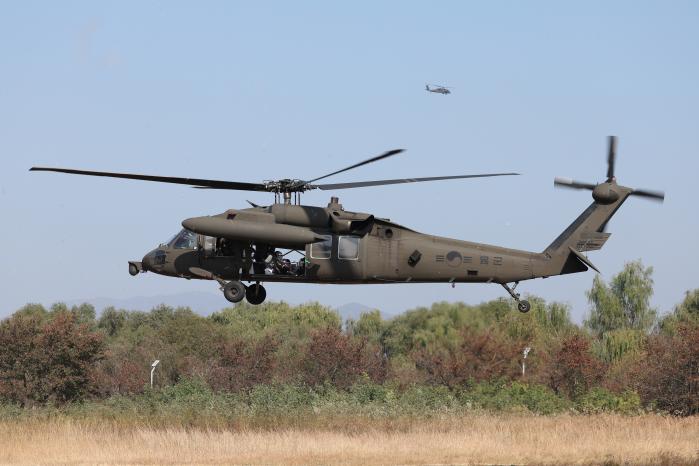 블랙호크가 목표지점을 향해 이륙하고 있다.