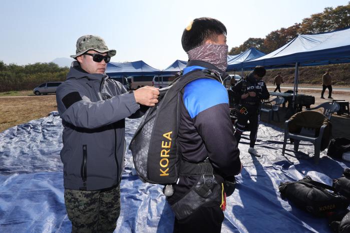 낙하산을 점검받고 있는 고공강하 경연대회 참가 장병.
