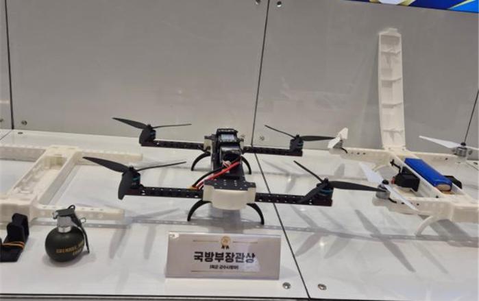‘제4회 국방 3D 프린팅 경진대회’에서 활용 우수사례 부문에 출품된 ‘3D 프린팅 기술을 활용한 폭탄 투하 드론 설계 및 제작 능력 확보’. 이 출품작은 실제 작전 투입이 가능한 모듈형 드론을 3D 프린팅 기술로 제작하고, 이를 표준모듈과 결합해 언제·어디서든 즉각 조립할 수 있는 능력을 입증해 국방부 장관상을 받았다. 국방부 제공