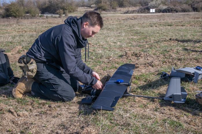 미 육군 관계자가 3D 프린터를 이용해 제작한 드론의 비행 준비를 하고 있다. 사진=미 육군