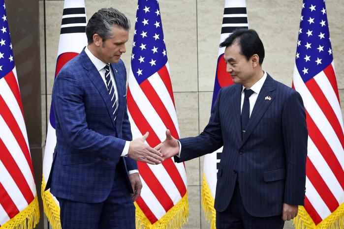 안규백 국방부 장관과 피트 헤그세스 미국 전쟁부(국방부) 장관이 지난 4일 서울 용산구 국방부에서 열린 제57차 한미안보협의회의(SCM) 확대회의에서 악수하고 있다. SCM 종료 후 헤그세스 장관은 도널드 트럼프 미국 대통령이 승인한 대한민국의 핵추진잠수함 도입을 당연히 적극 지원할 것이라고 밝혔다. 한재호 기자