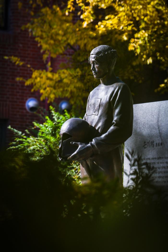 서울 중구 손기정체육공원에 있는 손기정 동상. 1936년 베를린올림픽 시상식 모습을 재현한 기념물로 가슴에 일장기 대신 태극기가 달려 있다.