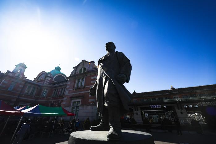 서울역광장에서 바라본 강우규 의사 동상과 옛 서울역사.