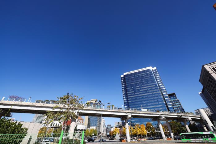 세브란스빌딩과 서울로7017.