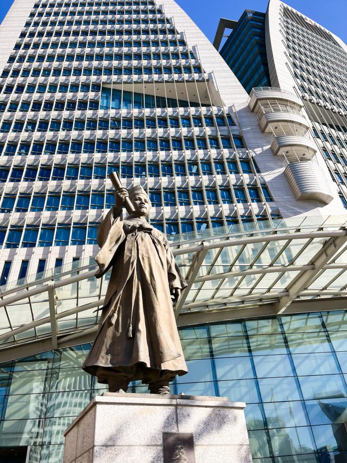 서울중앙우체국 홍영식 동상.