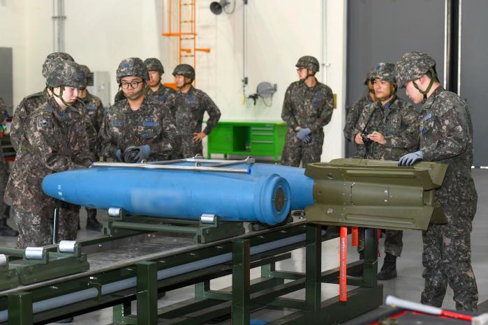 11일 개최된 공군20전투비행단 탄약조립 경연대회에서 참가 장병들이 항공탄약을 조립하고 있다. 사진 제공=김경률 원사